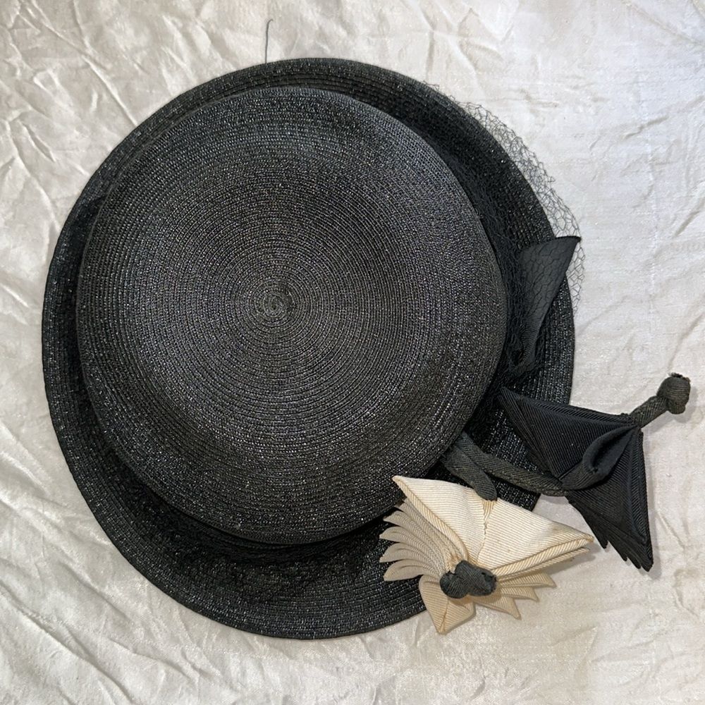 Vintage 50s/60s A New York Creation Small Black Hat with Distinctive Accents - Picture 5 of 7